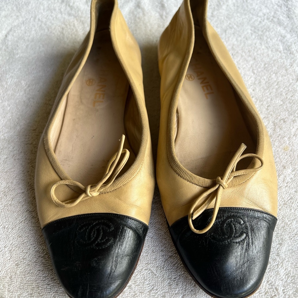 CHANEL Two-Tone Beige and Black Flats